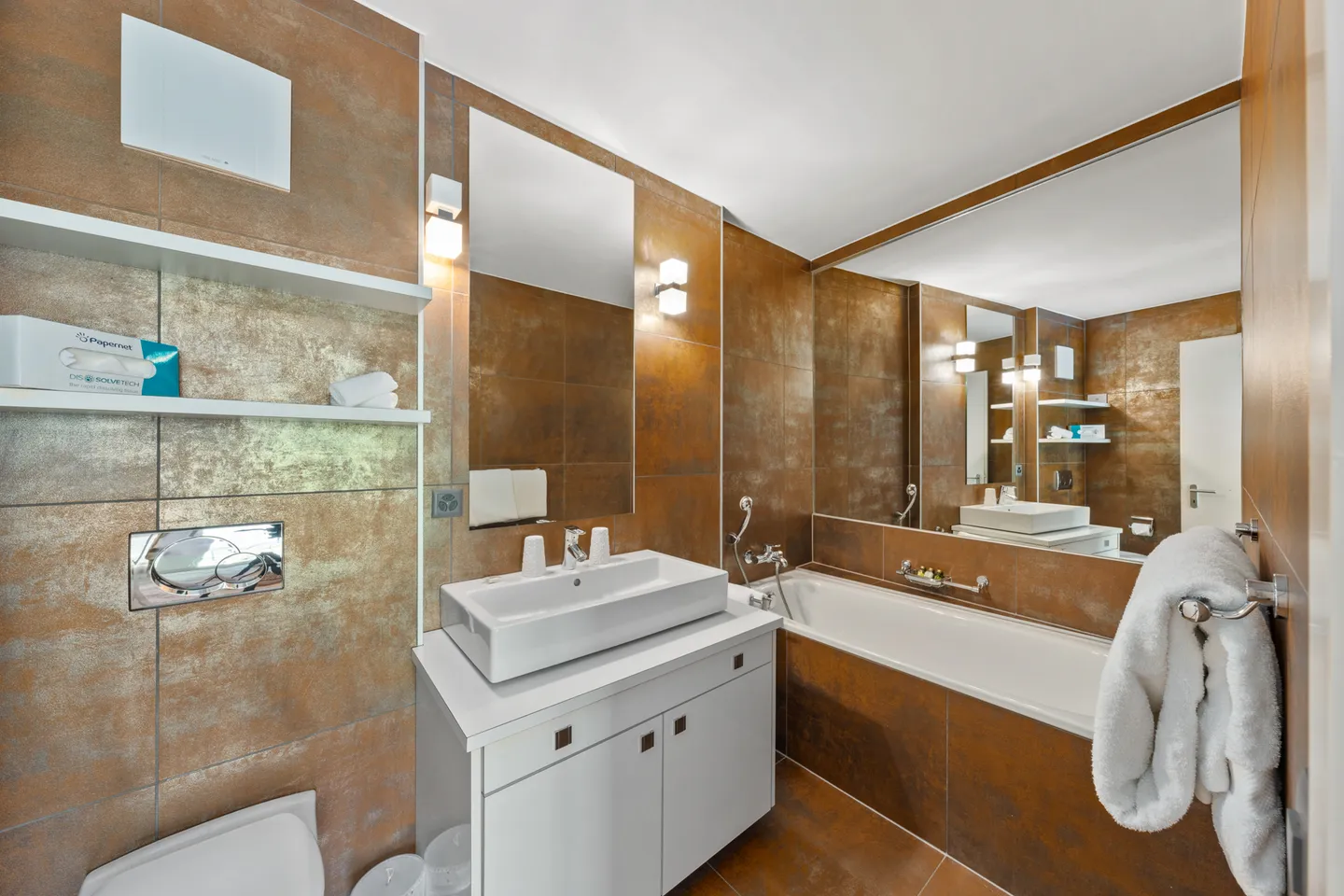 SAILLON - THE BATHS OF SAILLON - 3.5 ROOM HIGH-QUALITY APARTMENT - Photo 10 of 13