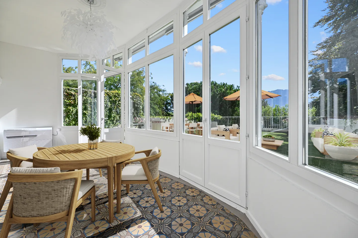 VEVEY - EXCEPTIONAL LOCATION, 4.5 ROOMS BY THE LAKE - Photo 2 of 9