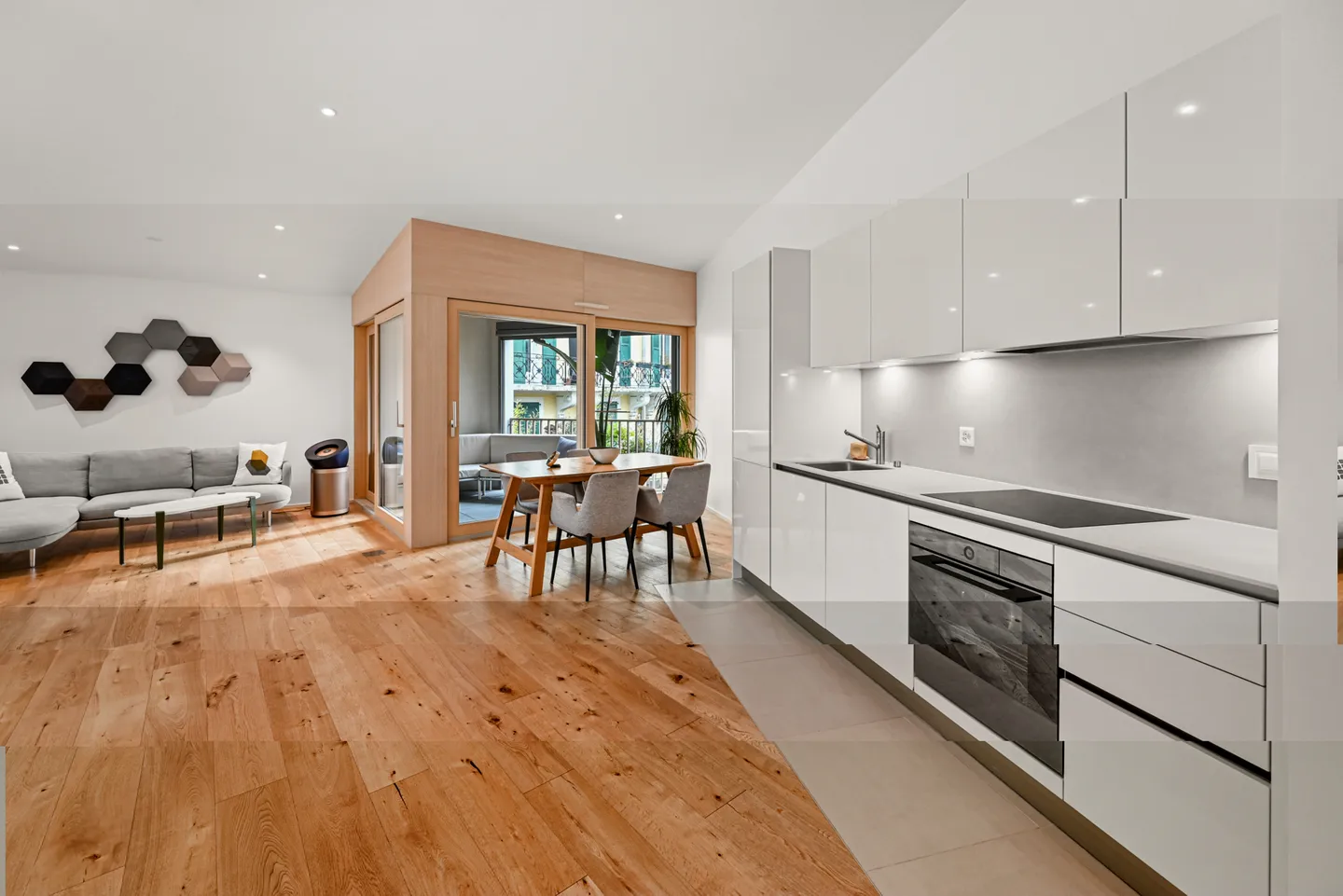 MONTREUX - GERÄUMIGE 2,5-ZIMMER-WOHNUNG MIT HOHEM STANDARD - Foto 1 von 7