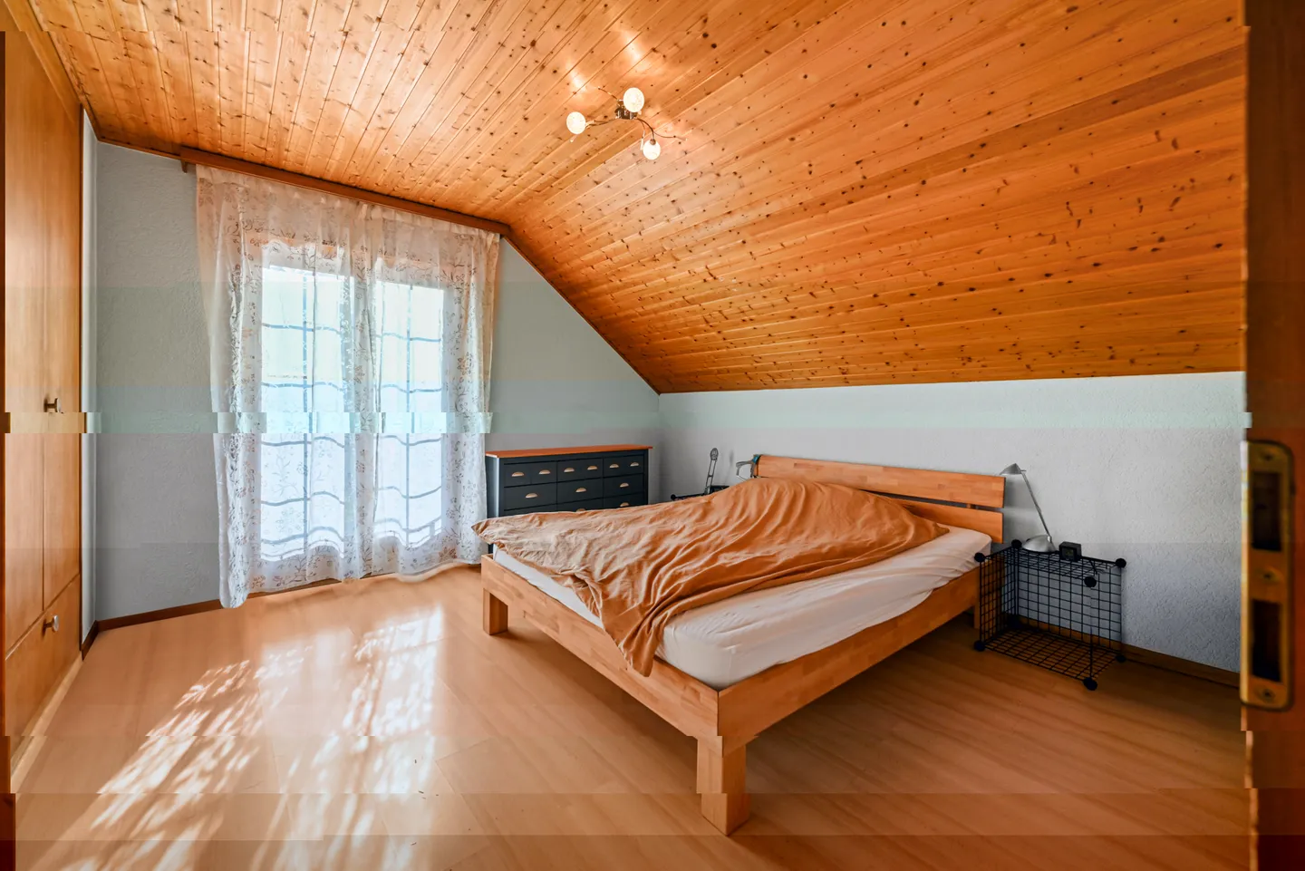 CHERNEX - GERÄUMIGE DOPPELVILLA MIT 5.5 ZIMMERN - Foto 8 von 13