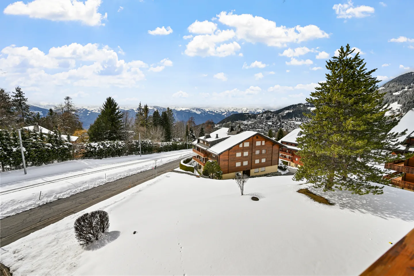 VILLARS - COZY 3.5 ROOM APARTMENT WITH BALCONY - Photo 1 of 11