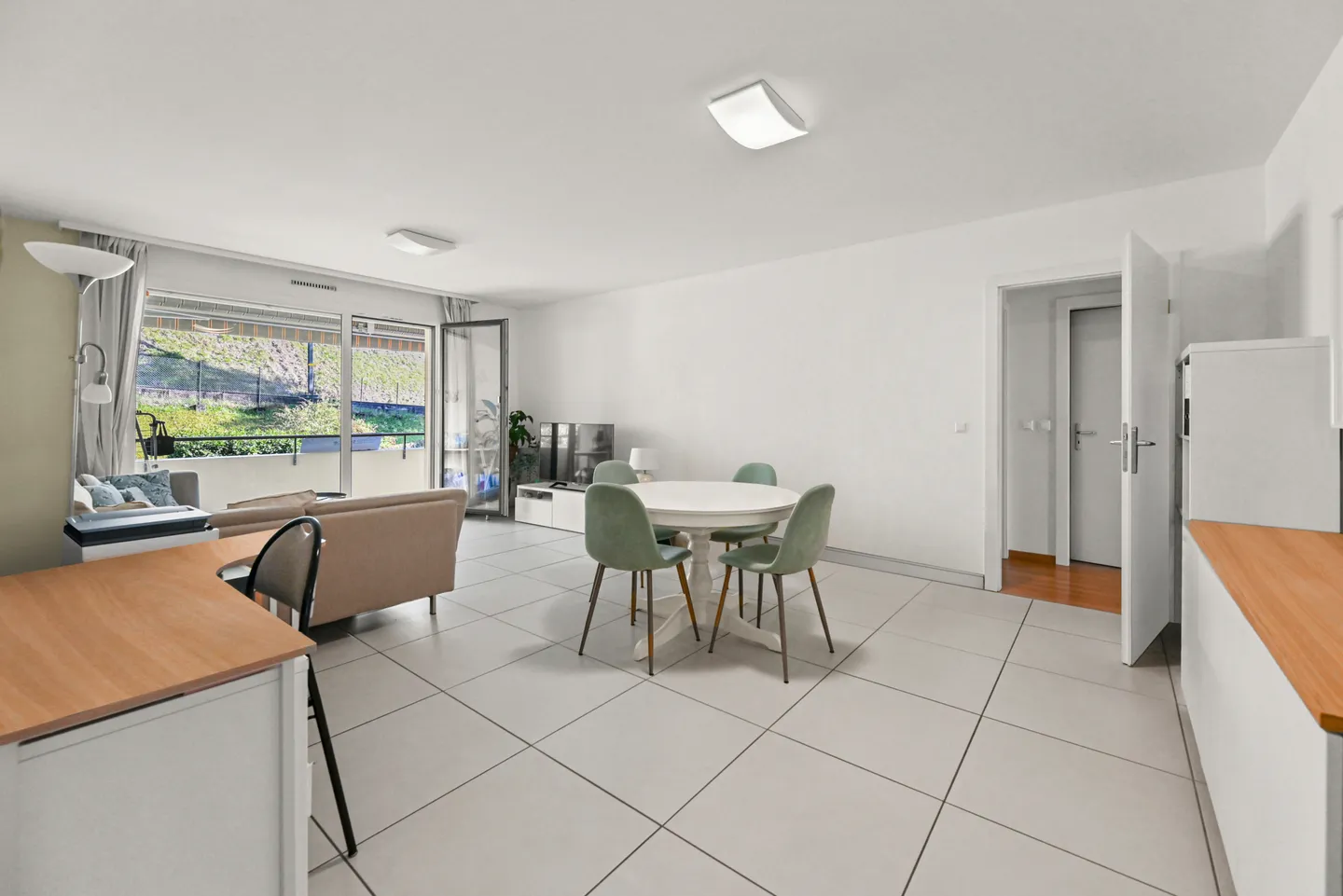 Spacious 4.5 Room Apartment - Photo 2 of 8