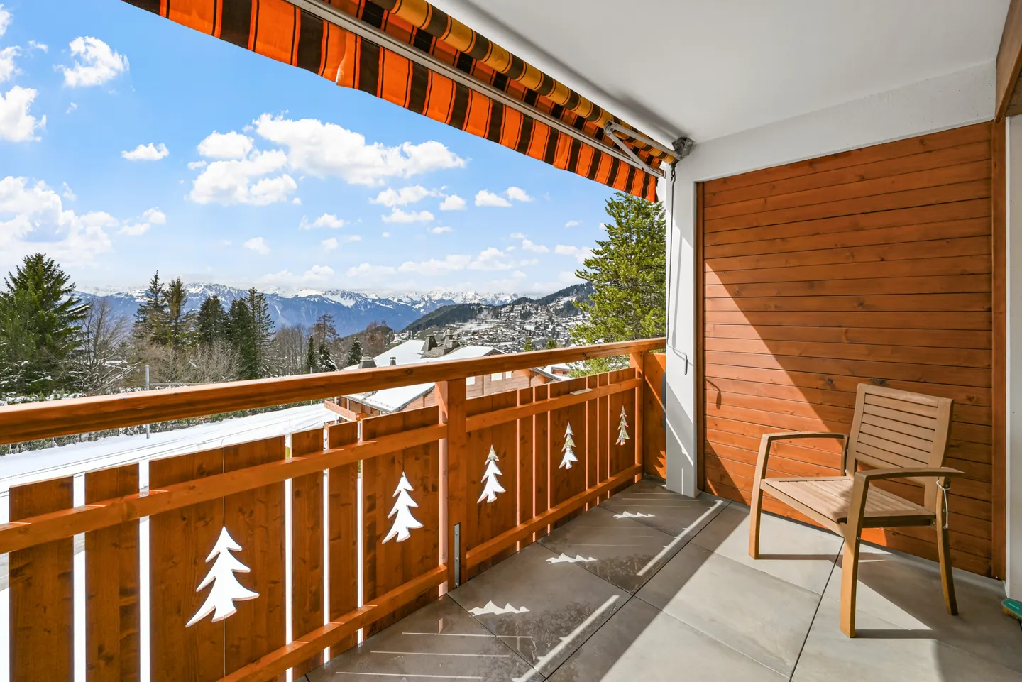 VILLARS - GEMÜTLICHE 3,5-ZIMMER-WOHNUNG MIT BALKON - Foto 3 von 11