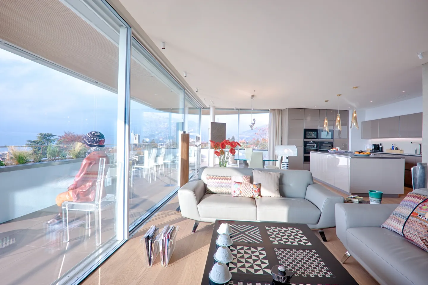 VEVEY - WUNDERSCHÖNE 4,5-ZIMMER-WOHNUNG MIT PRACHTVOLLER AUSSICHT AUF DEN SEE - Foto 6 von 13