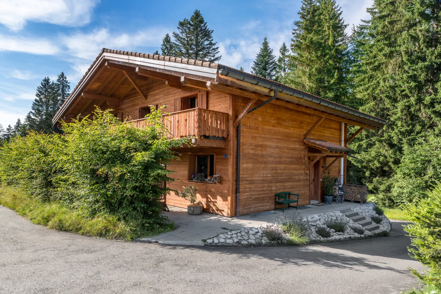 LES PACCOTS - WUNDERSCHÖNES CHALET MIT 7,5 ZIMMERN - Foto 3 von 13