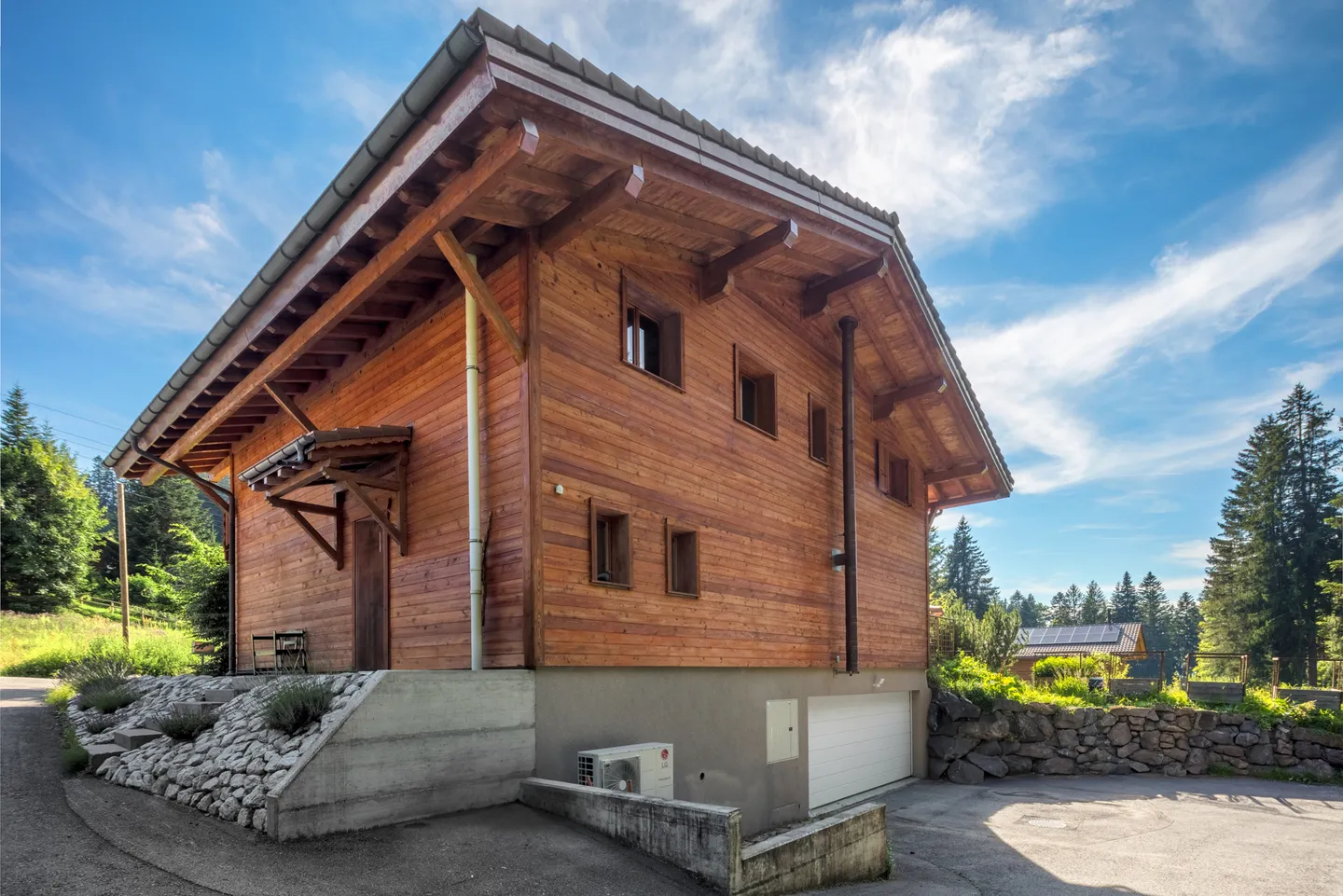 LES PACCOTS - WUNDERSCHÖNES CHALET MIT 7,5 ZIMMERN - Foto 5 von 13