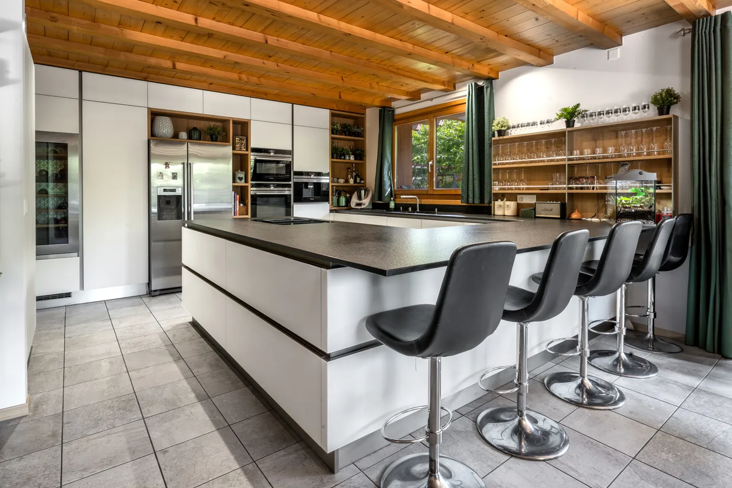 LES PACCOTS - WUNDERSCHÖNES CHALET MIT 7,5 ZIMMERN - Foto 9 von 13