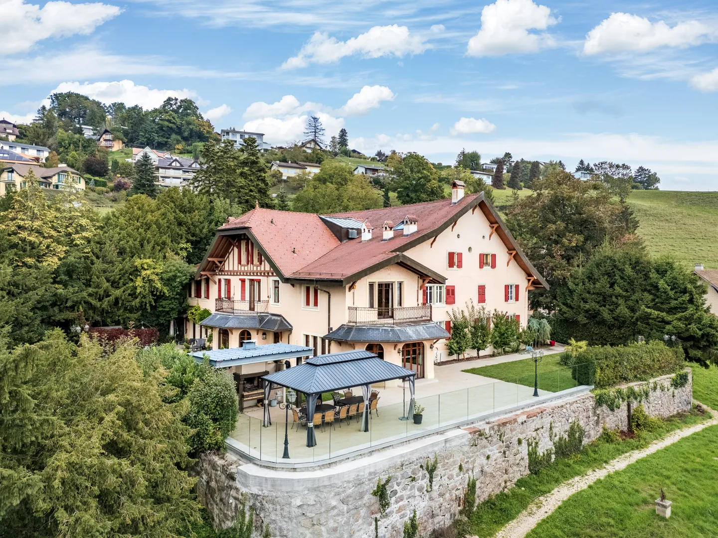 JONGNY - AUSGEZEICHNETE ANLAGE MIT PANORAMABLICK AUF DEN SEE - Foto 1 von 13