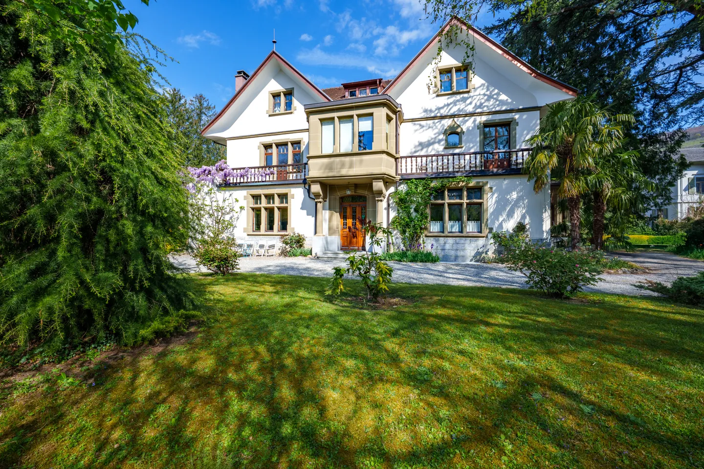 Prächtiges Herrenhaus mit außergewöhnlichem Garten - Foto 3 von 13