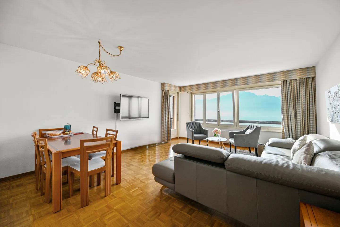 MONTREUX - GERÄUMIGE 4.5 ZIMMER MIT UNVERBAUBAREM BLICK - Foto 3 von 11