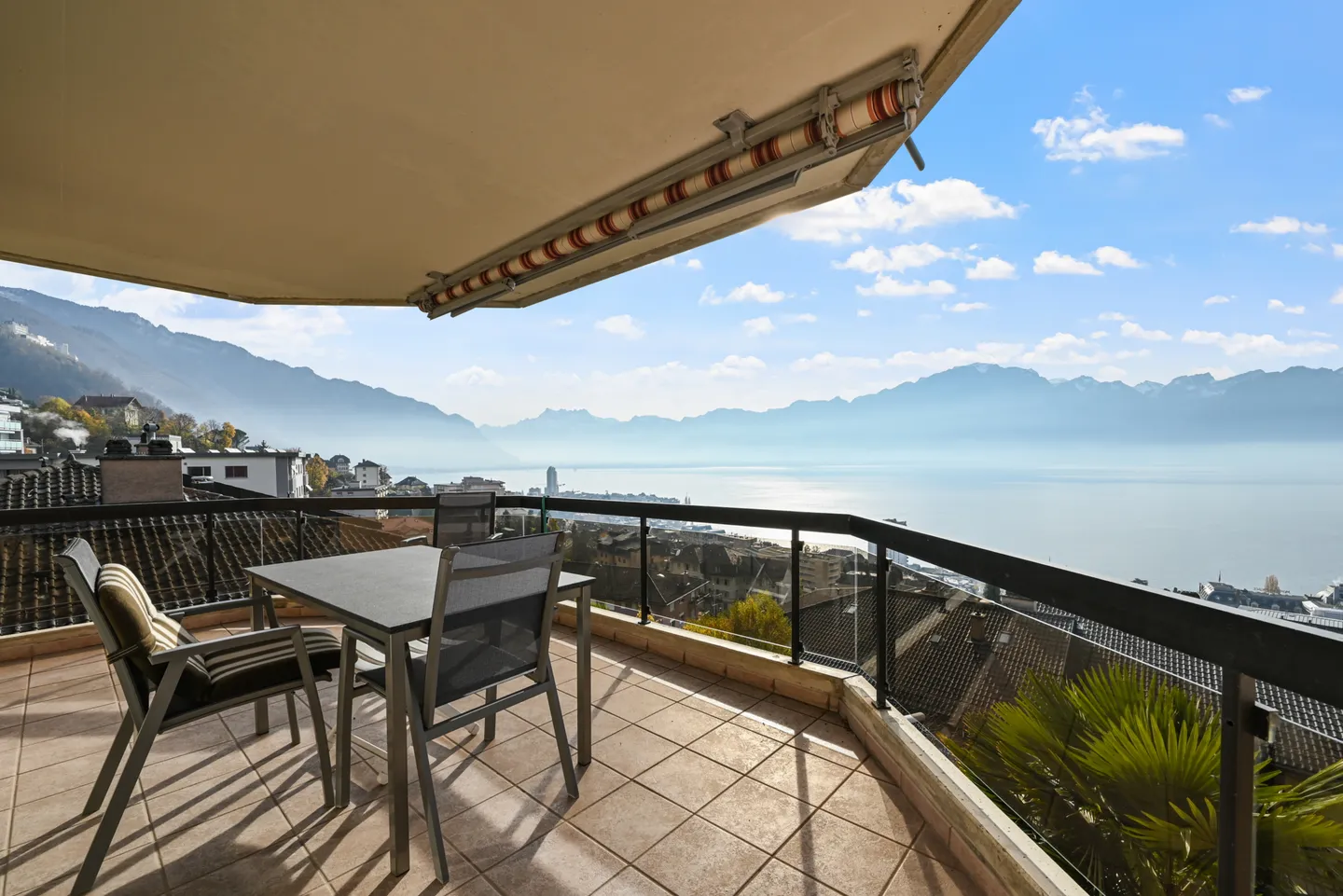 MONTREUX - GERÄUMIGE 4.5 ZIMMER MIT UNVERBAUBAREM BLICK - Foto 4 von 11
