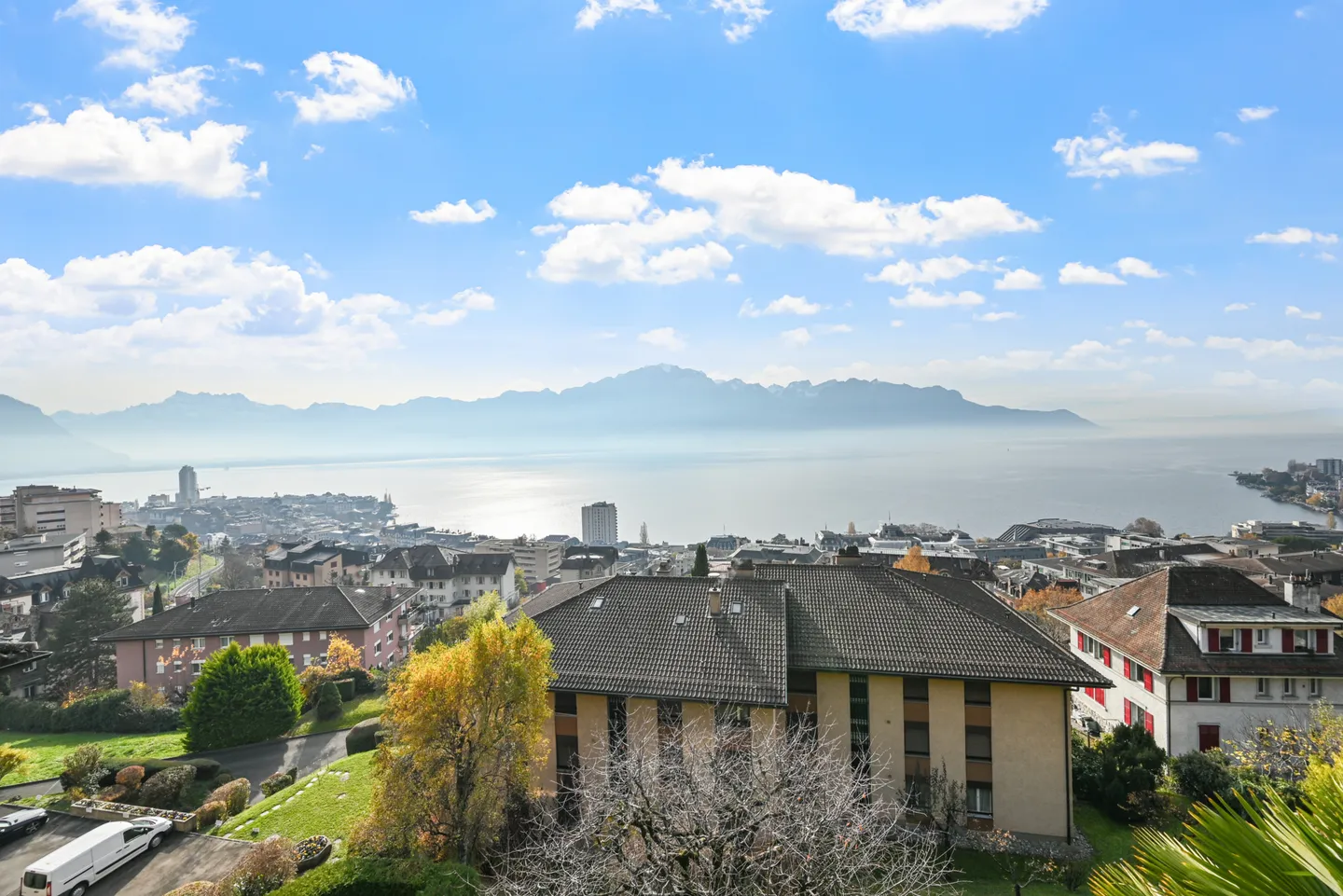 MONTREUX - GERÄUMIGE 4.5 ZIMMER MIT UNVERBAUBAREM BLICK - Foto 1 von 11