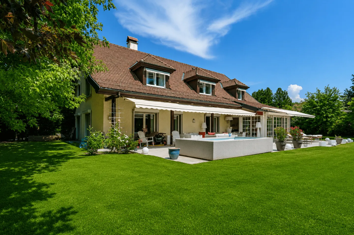 Villa Élégante avec Piscine Intérieure - Photo 1 sur 13