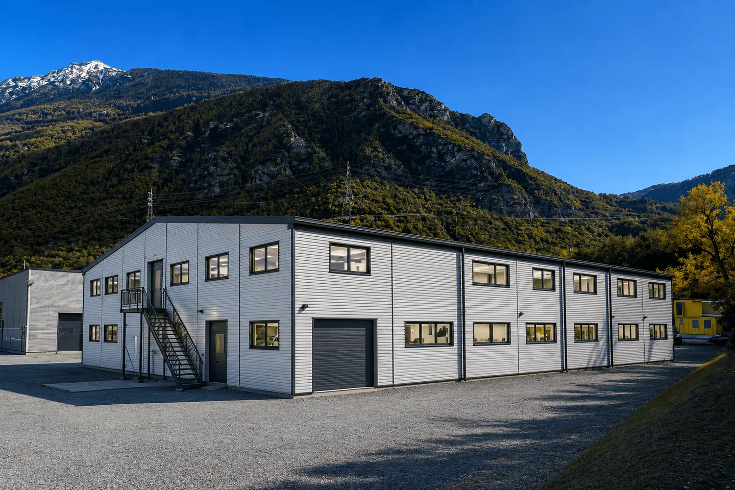 SIERRE - HALLE INDUSTRIELLE DE 2'200 M2 AVEC PROJET DE TRANSFORMATION - Foto 1 di 13
