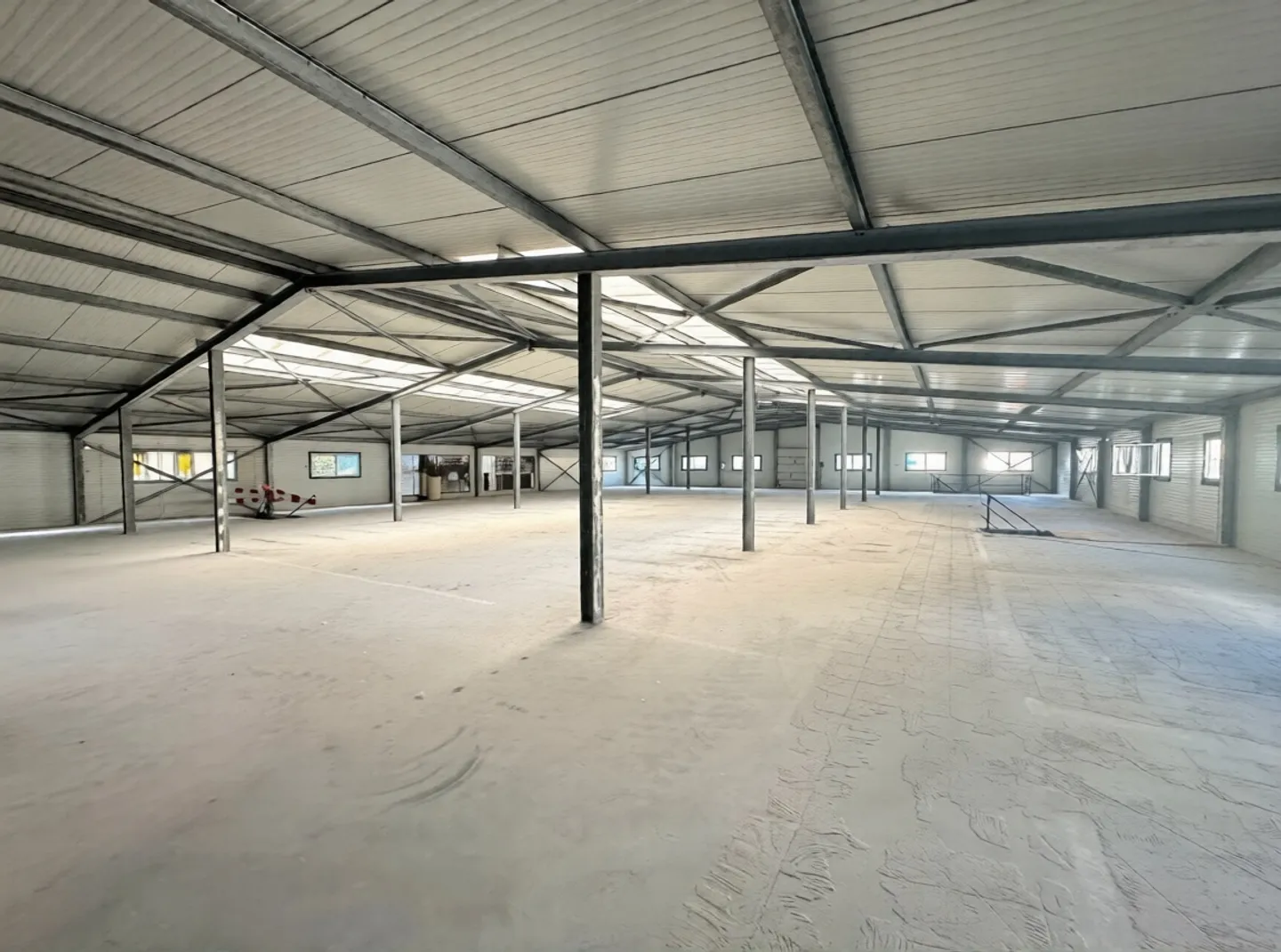 SIERRE - HALLE INDUSTRIELLE DE 2'200 M2 AVEC PROJET DE TRANSFORMATION - Foto 2 di 13