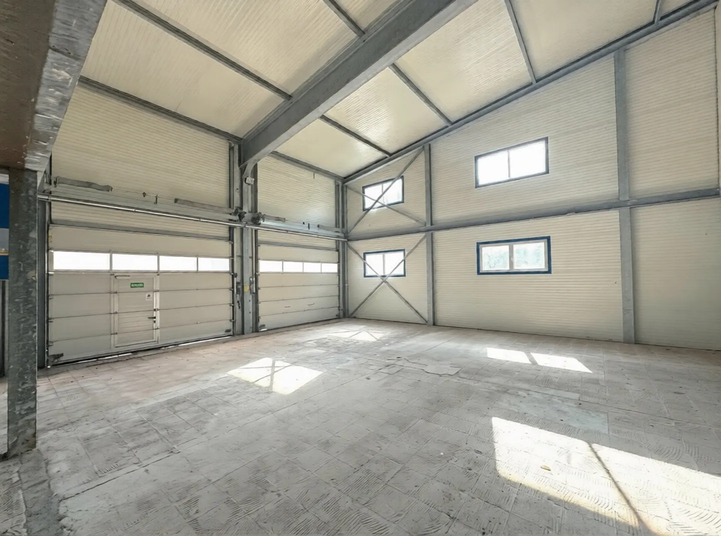 SIERRE - HALLE INDUSTRIELLE DE 2'200 M2 AVEC PROJET DE TRANSFORMATION - Foto 3 di 13