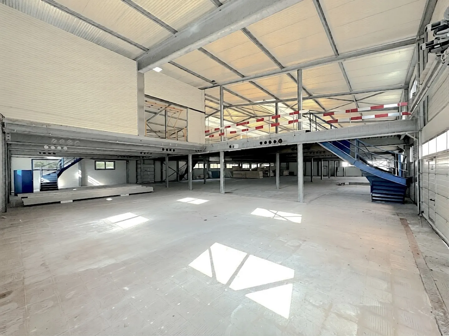 SIERRE - HALLE INDUSTRIELLE DE 2'200 M2 AVEC PROJET DE TRANSFORMATION - Foto 4 di 13