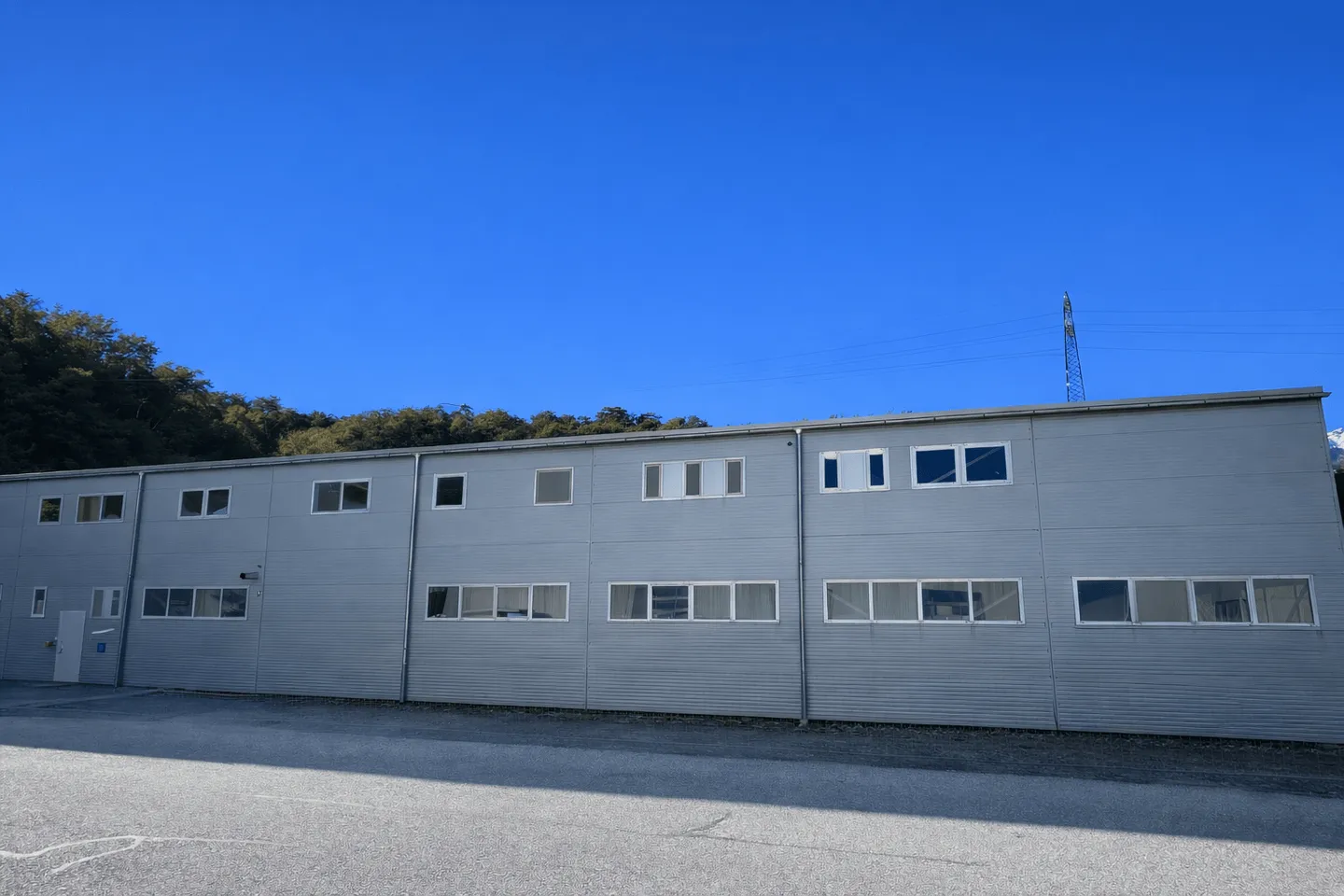 SIERRE - HALLE INDUSTRIELLE DE 2'200 M2 AVEC PROJET DE TRANSFORMATION - Foto 9 di 13