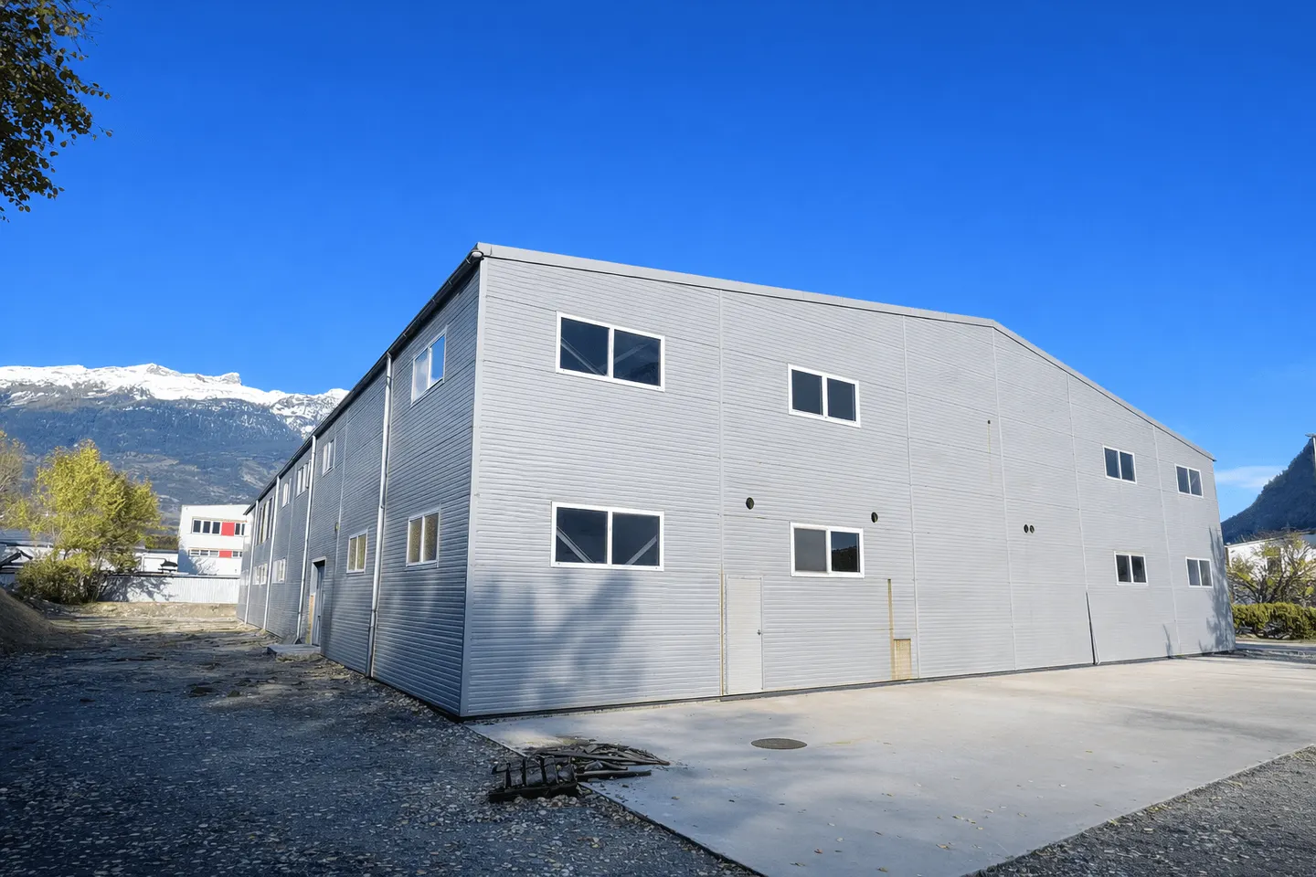 SIERRE - INDUSTRIAL HALL OF 2,200 M2 WITH TRANSFORMATION PROJECT - Photo 7 of 13
