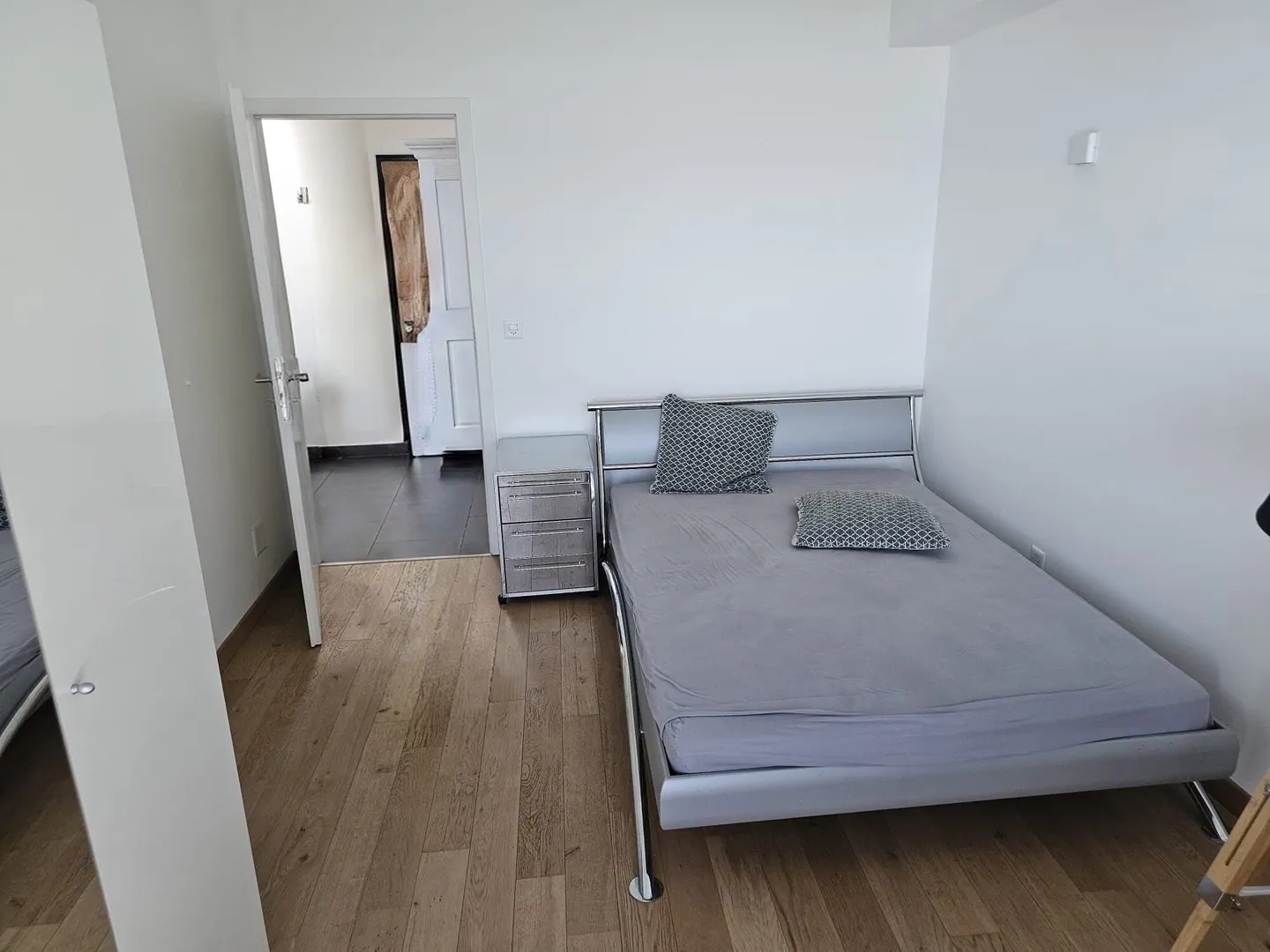 LUTRY - BEAUTIFUL 4.5-ROOM APARTMENT WITH LAKE VIEW - Photo 3 of 13