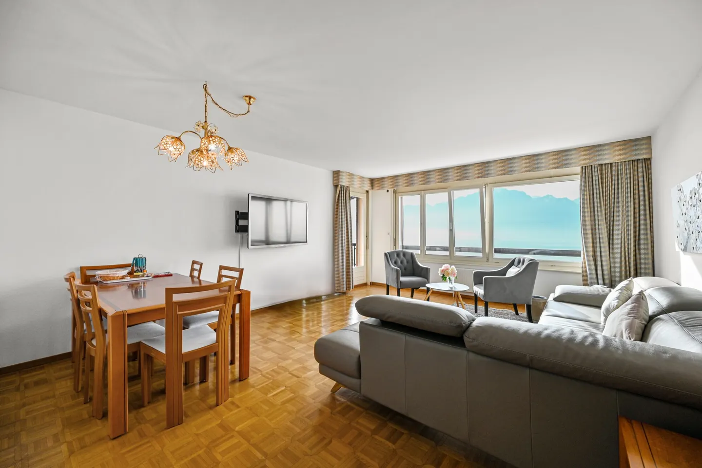 MONTREUX - SPAZIOSO APPARTAMENTO 4.5 CON VISTA IMPRENDIBILE - Foto 3 di 11