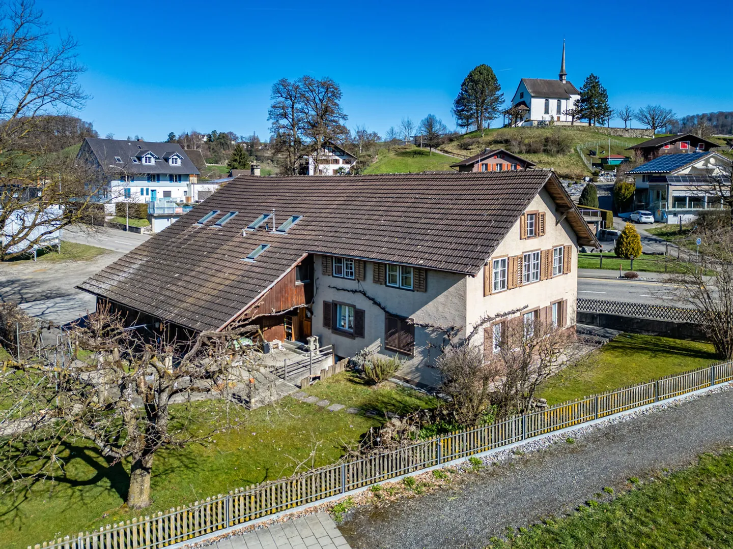 Familientraum mit grossem Garten und Potenzial - Foto 1 von 8