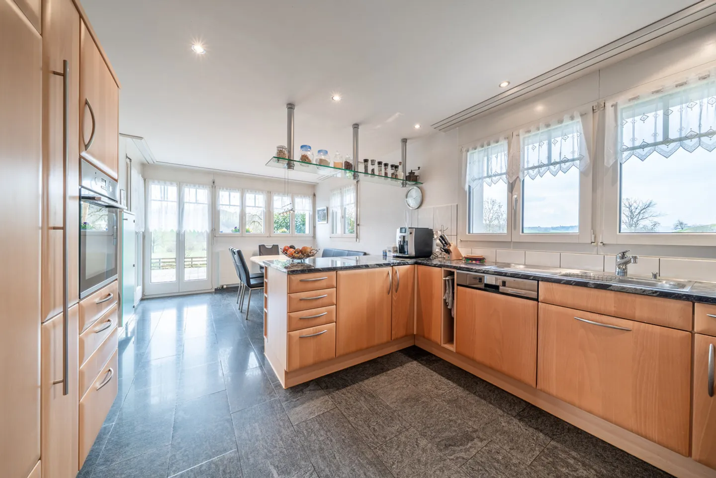 Villa di campagna luminosa con stalle per cavalli - Foto 3 di 8