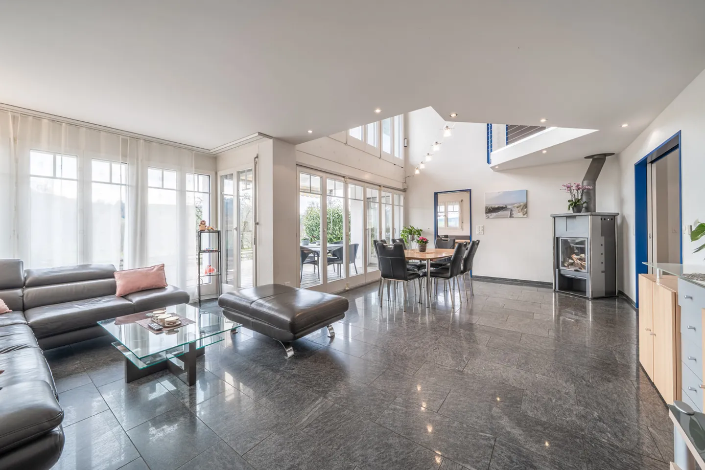 Villa di campagna luminosa con stalle per cavalli - Foto 2 di 8