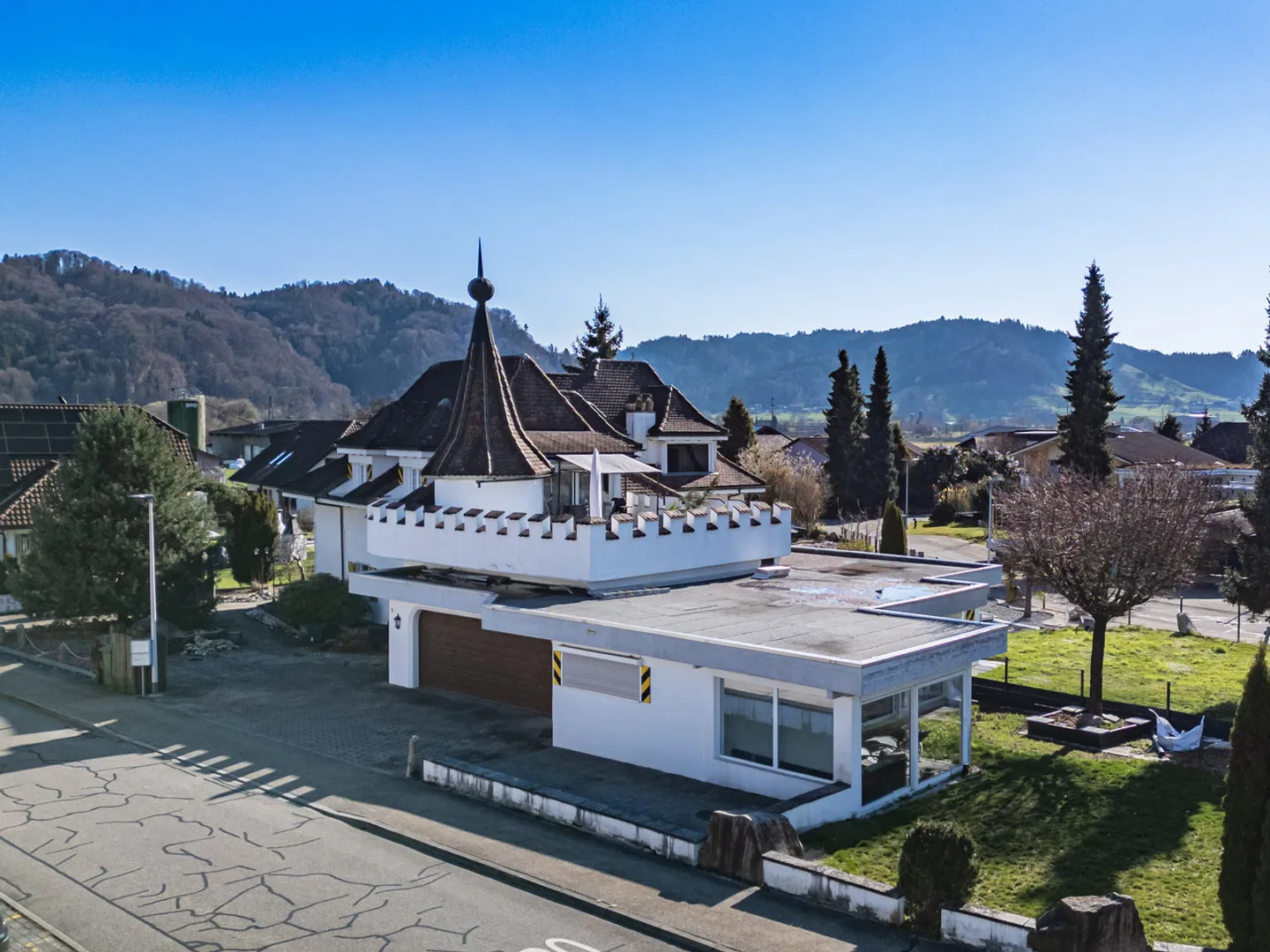 Family estate with sunny plot - Photo 1 of 13