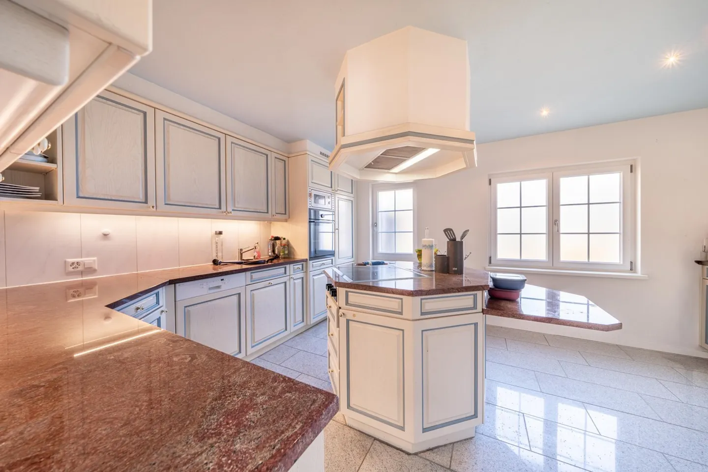 Family estate with sunny plot - Photo 4 of 13