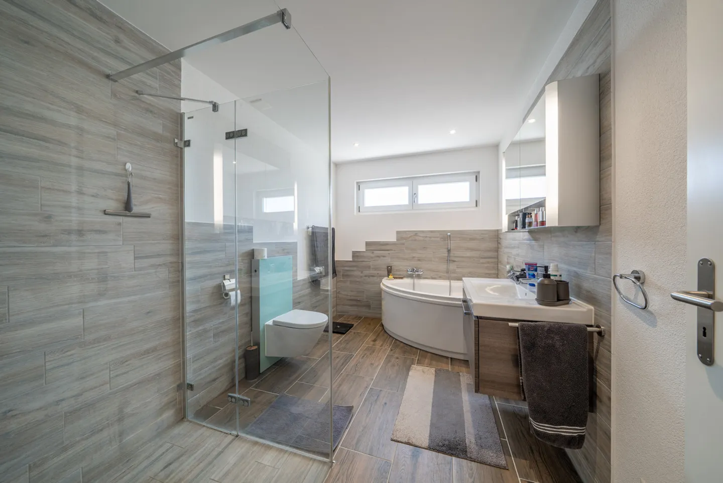 Family estate with sunny plot - Photo 3 of 13