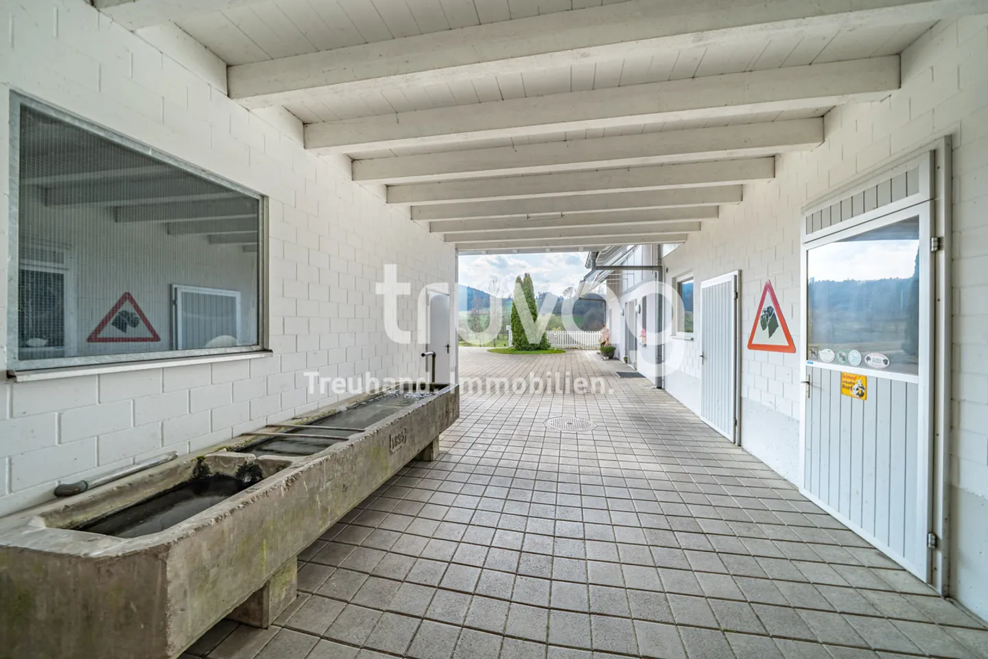 Light-Filled Country House Villa with Horse Stables - Photo 8 of 9