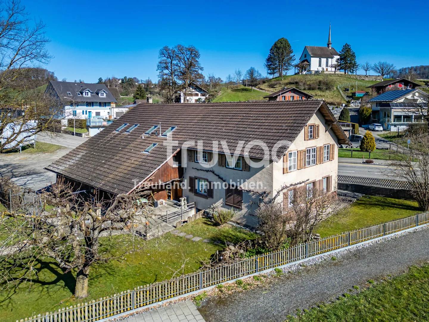 Rêve de Famille avec Grand Jardin et Potentiel - Photo 1 sur 9