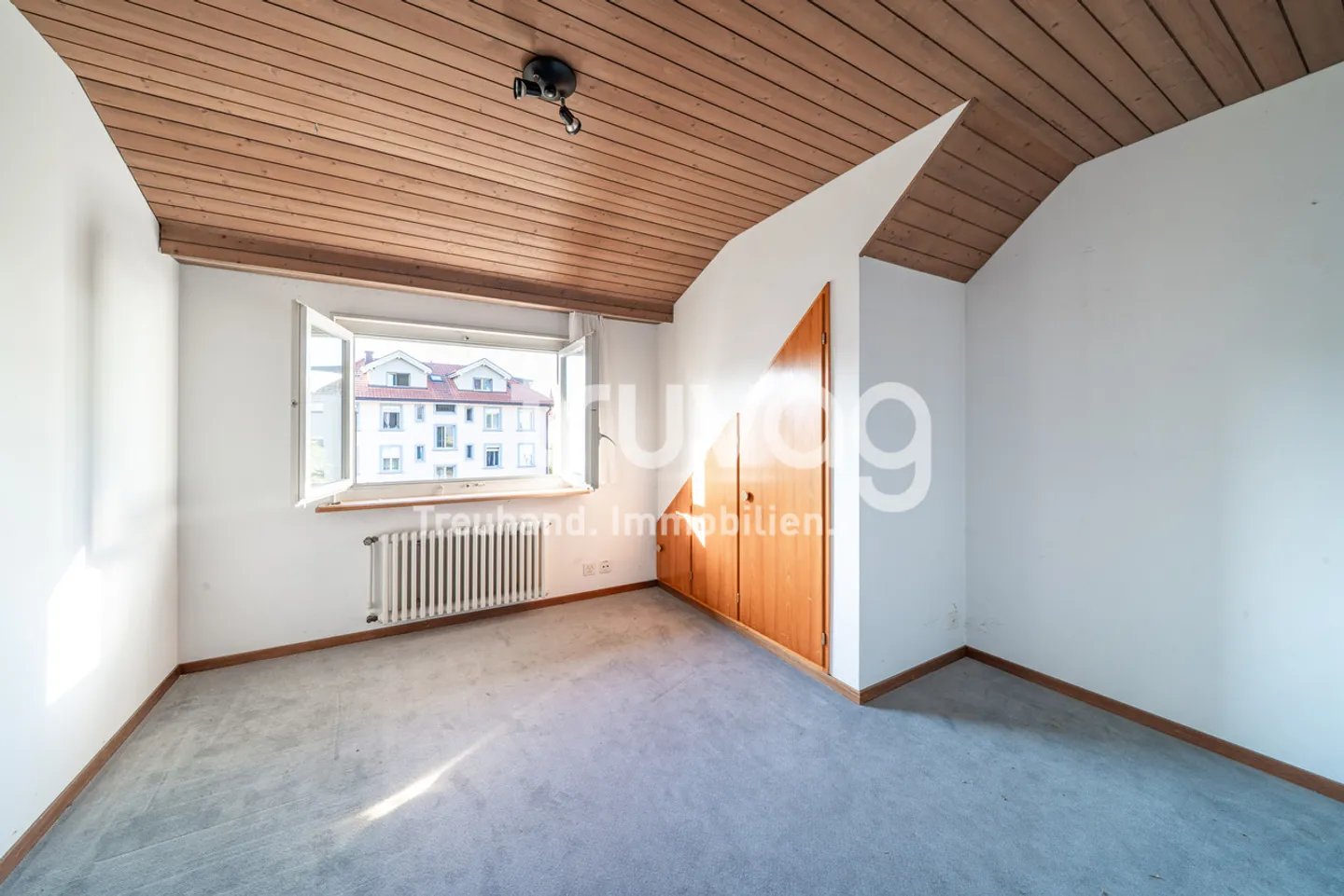 Semi-detached house with building land reserve - Photo 10 of 12