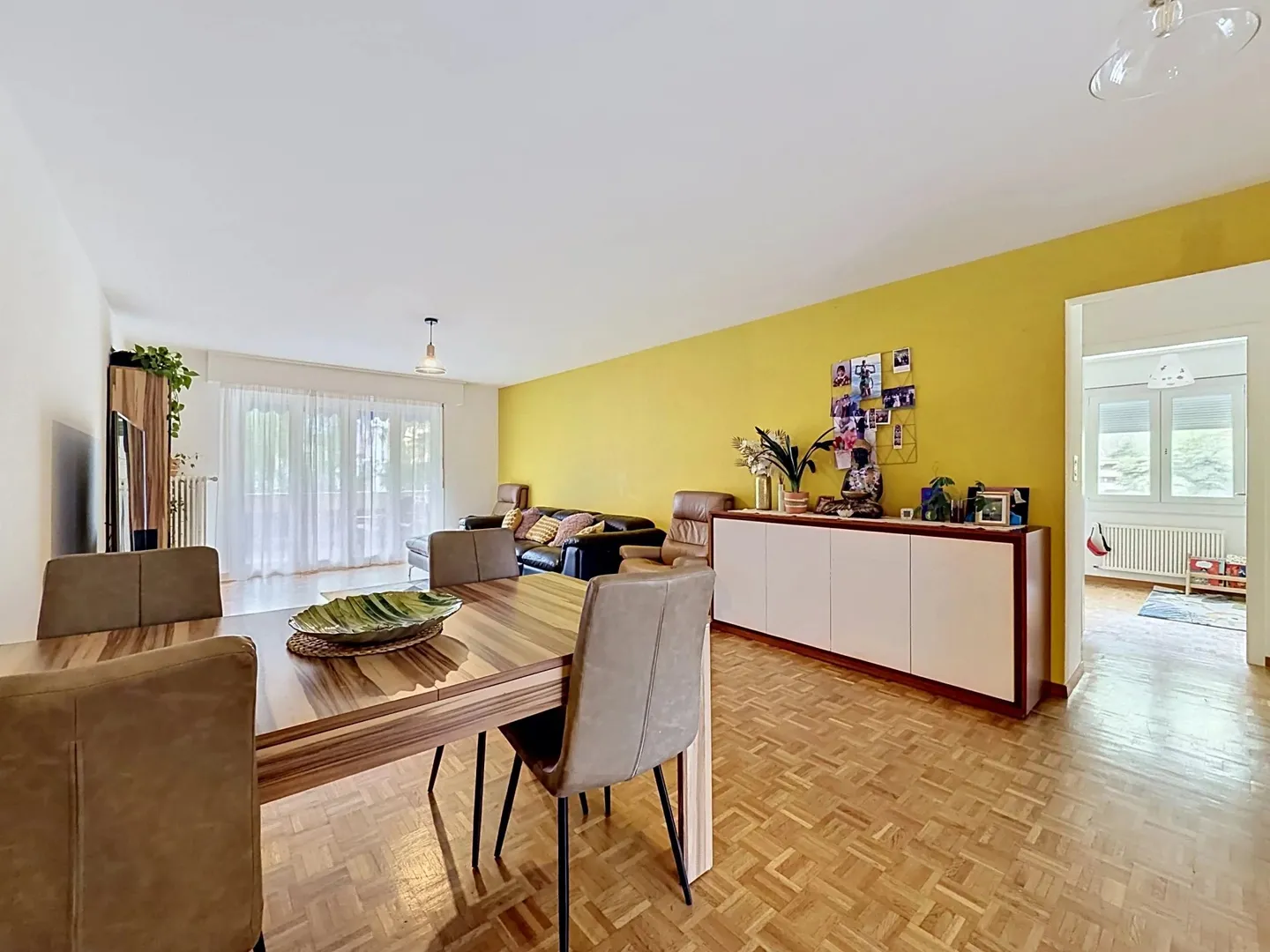In the heart of Martigny generous 5.5 room apartment - Photo 3 of 12