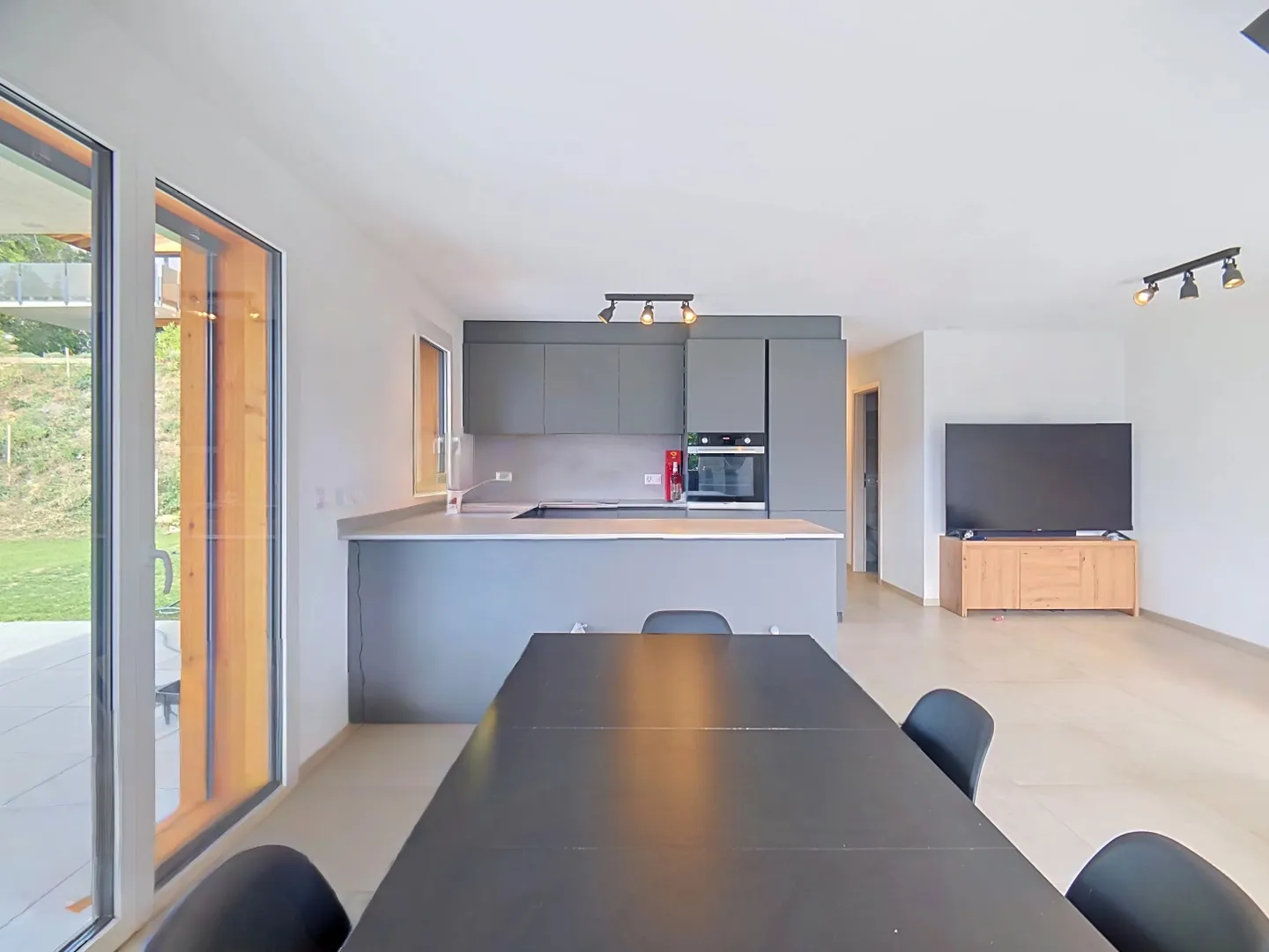 Ayent, large and bright 3.5 room apartment - Photo 4 of 8