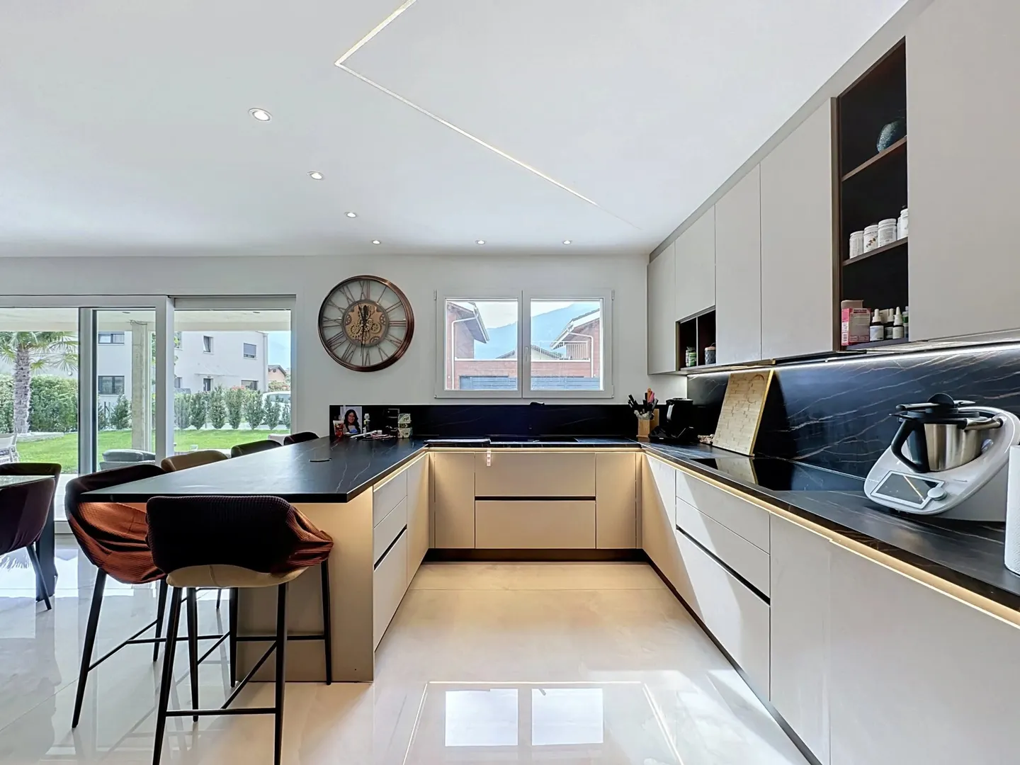 Modern 9-room villa in Collombey - Terraces, garden, jacuzzi and swimming pool - Photo 3 of 13