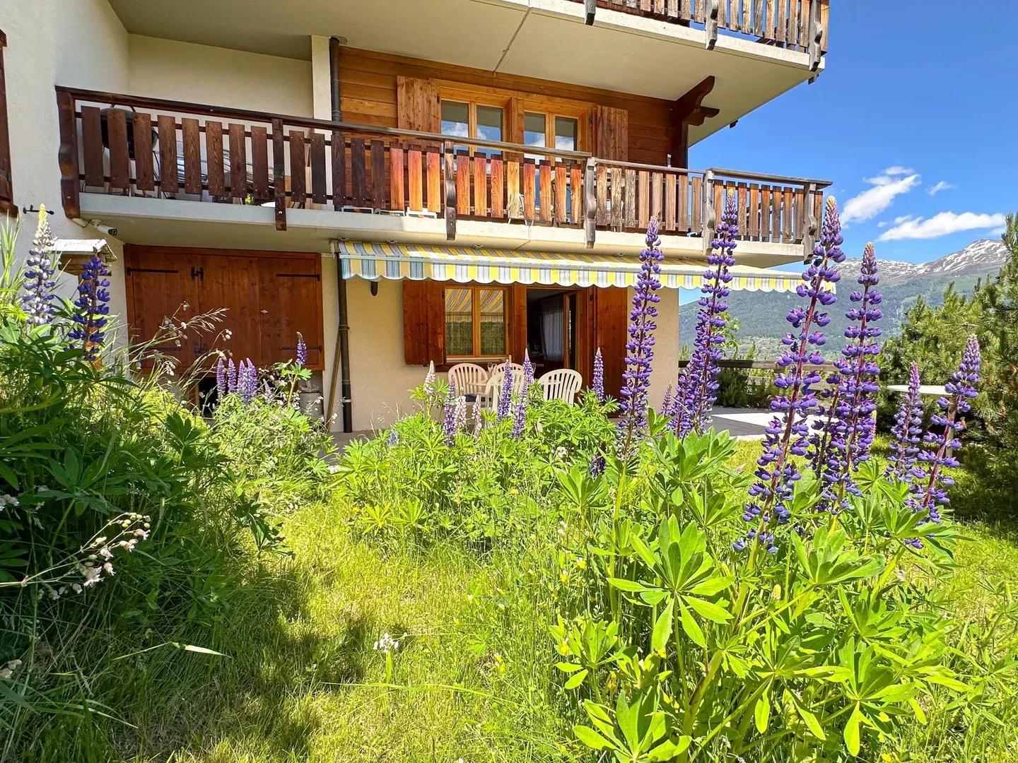 Vista mozzafiato per questo appartamento di 3,5 stanze vicino alla seggiovia delle Masses - Foto 1 di 10