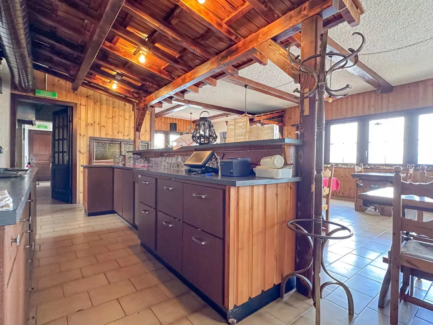 Optimale Lage für dieses Etablissement mit großzügigen Volumen - Foto 3 von 10