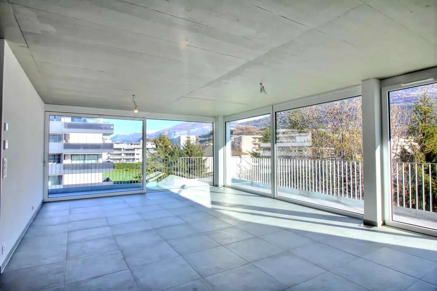 Magnificent penthouse in the heart of Conthey - Photo 4 of 13