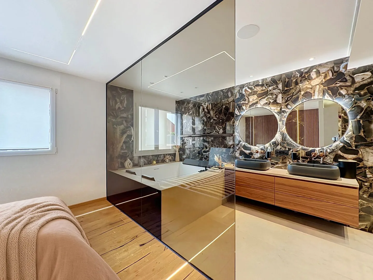 Modern 9-room villa in Collombey - Terraces, garden, jacuzzi and swimming pool - Photo 5 of 13