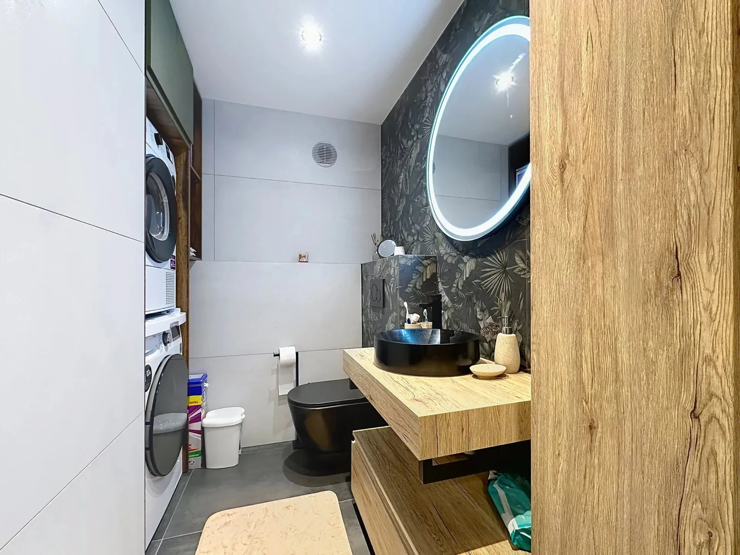 Renovated family apartment with quality features - Photo 8 of 9