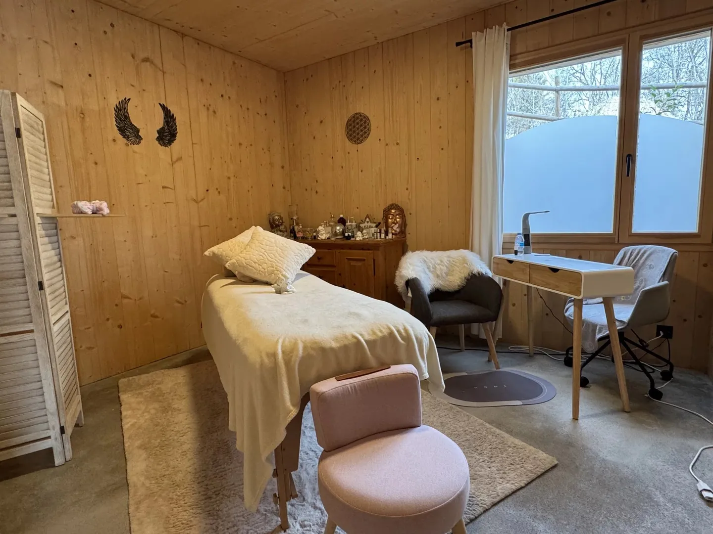 Contemporary and Bright Office - Photo 3 of 5