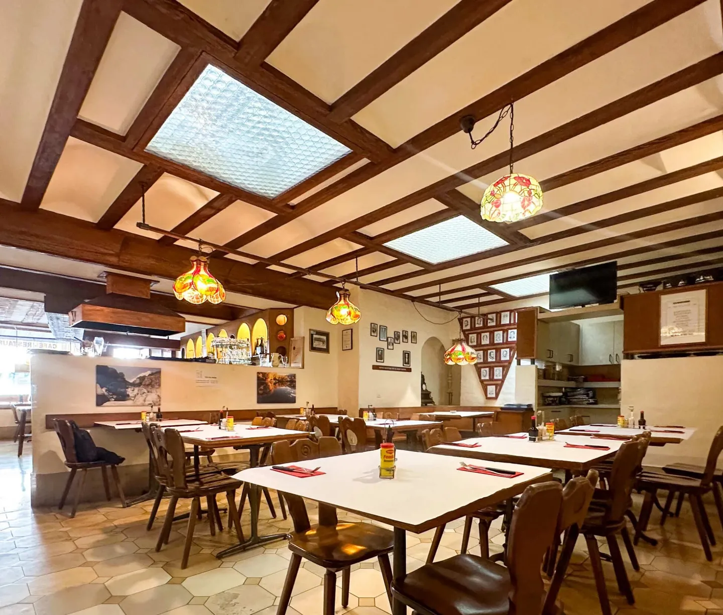 Ideal situation for this renowned establishment - Photo 9 of 10