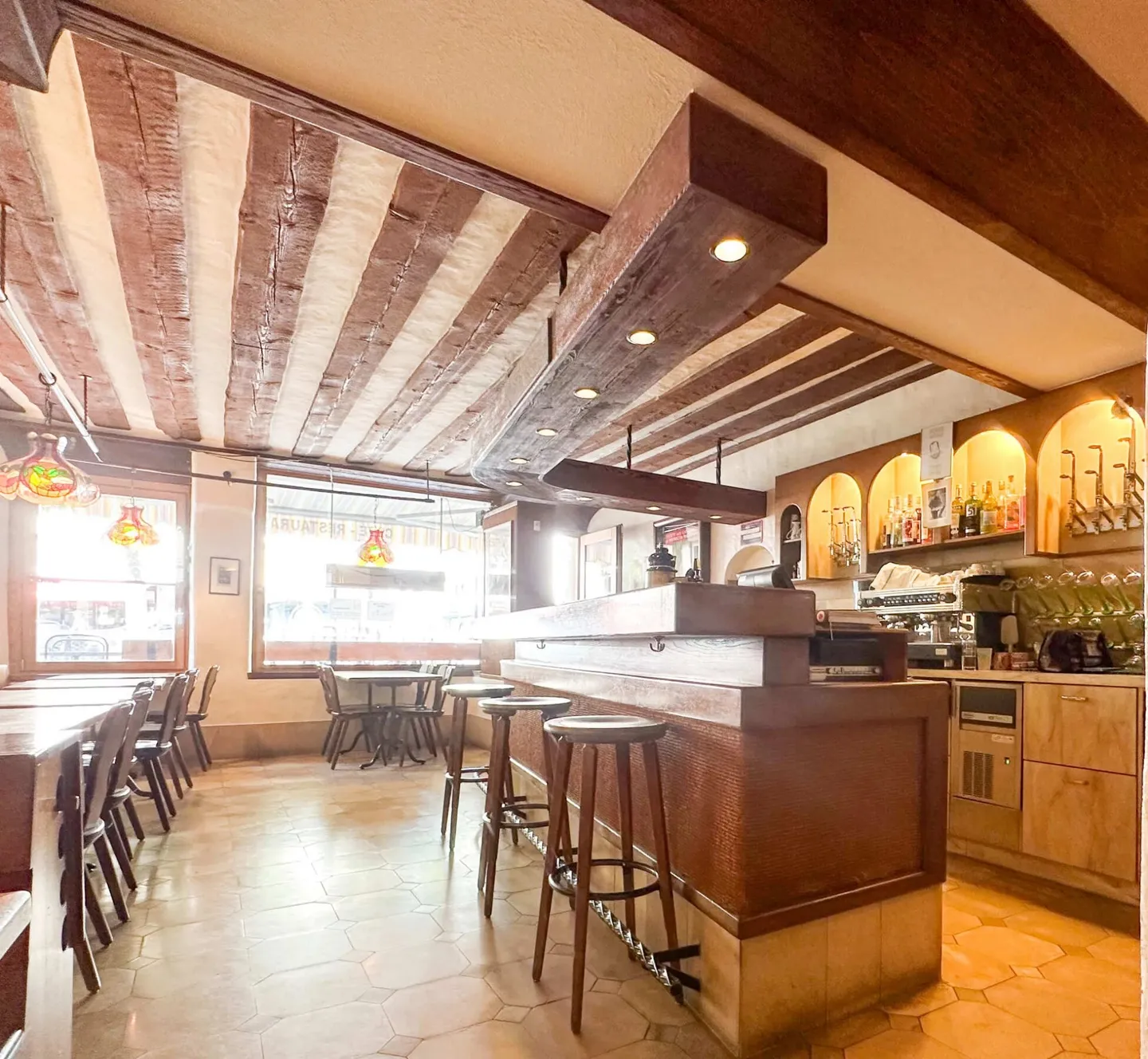 Ideal situation for this renowned establishment - Photo 7 of 10