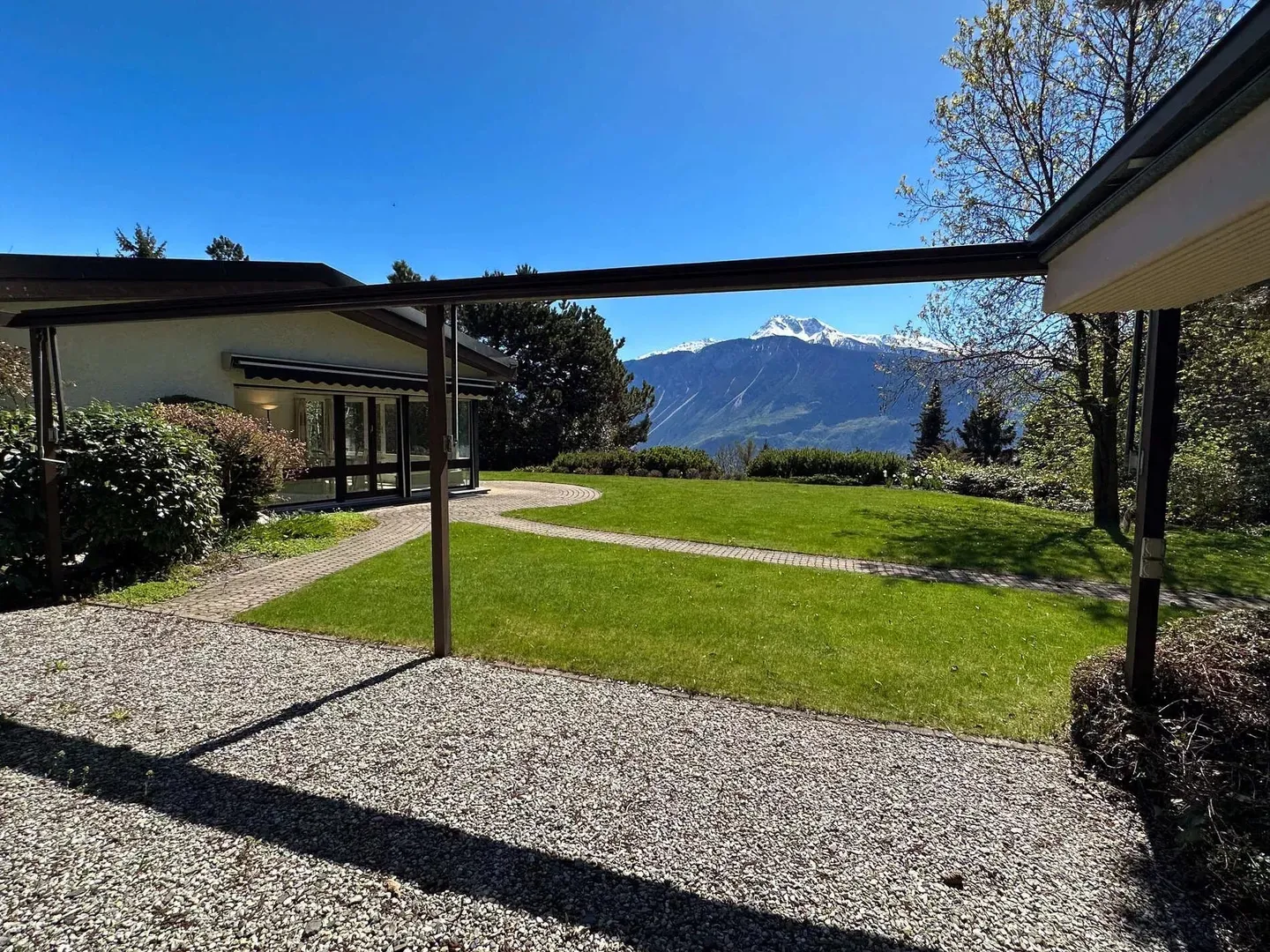 Calma assoluta per questa sublime proprietà immersa in un verde scenario - Foto 7 di 10