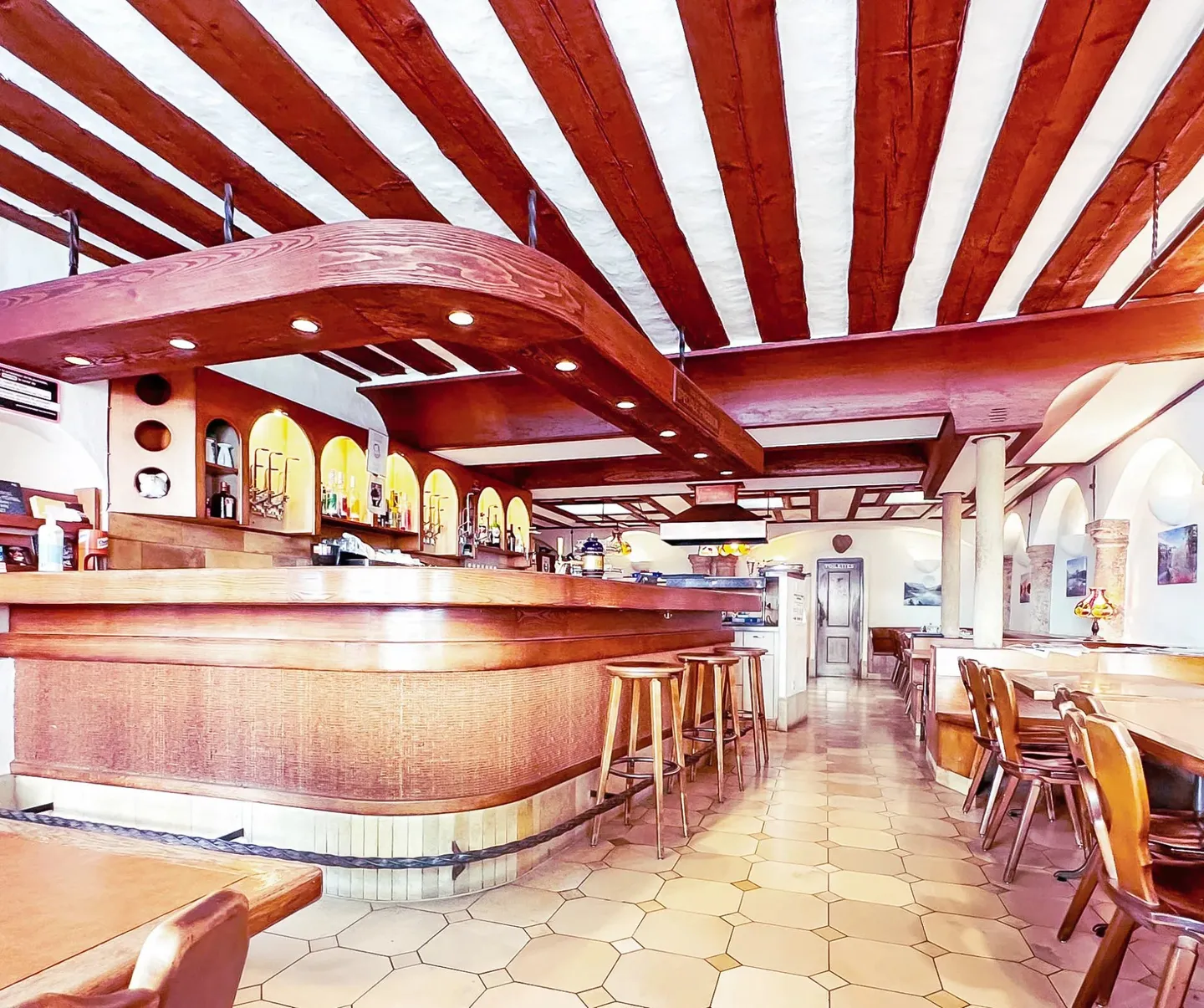 Ideal situation for this renowned establishment - Photo 4 of 10