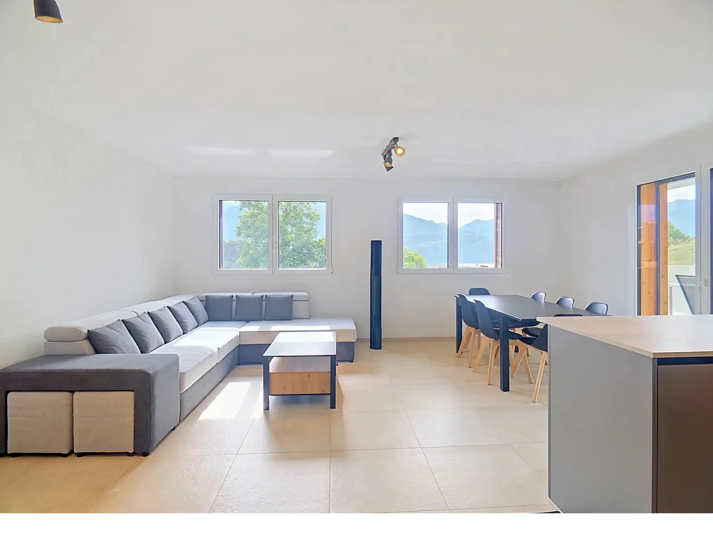 Ayent, large and bright 3.5 room apartment - Photo 1 of 8