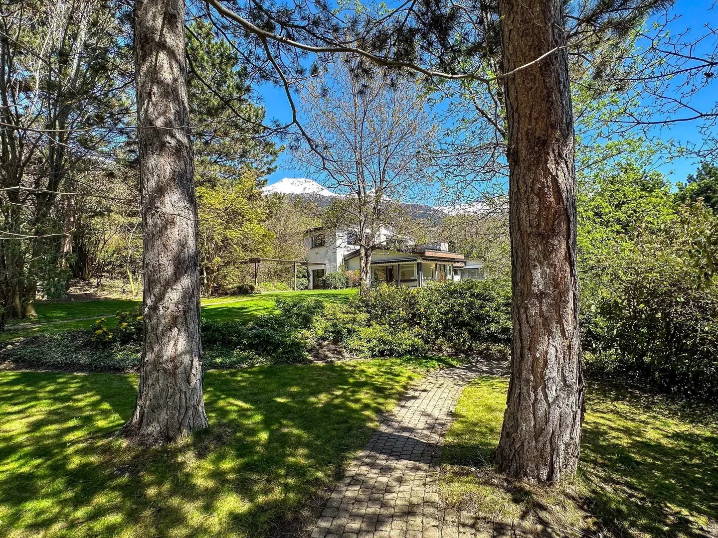 Calma assoluta per questa sublime proprietà immersa in un verde scenario - Foto 3 di 10