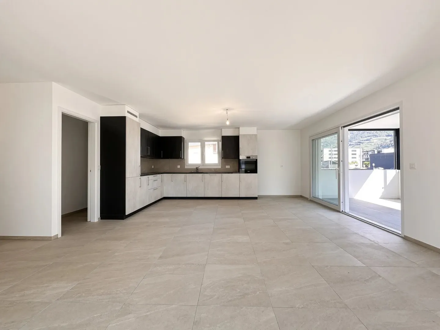 Saxon - 4,5 Zimmer Neubau mit großer überdachter Terrasse - Foto 4 von 8